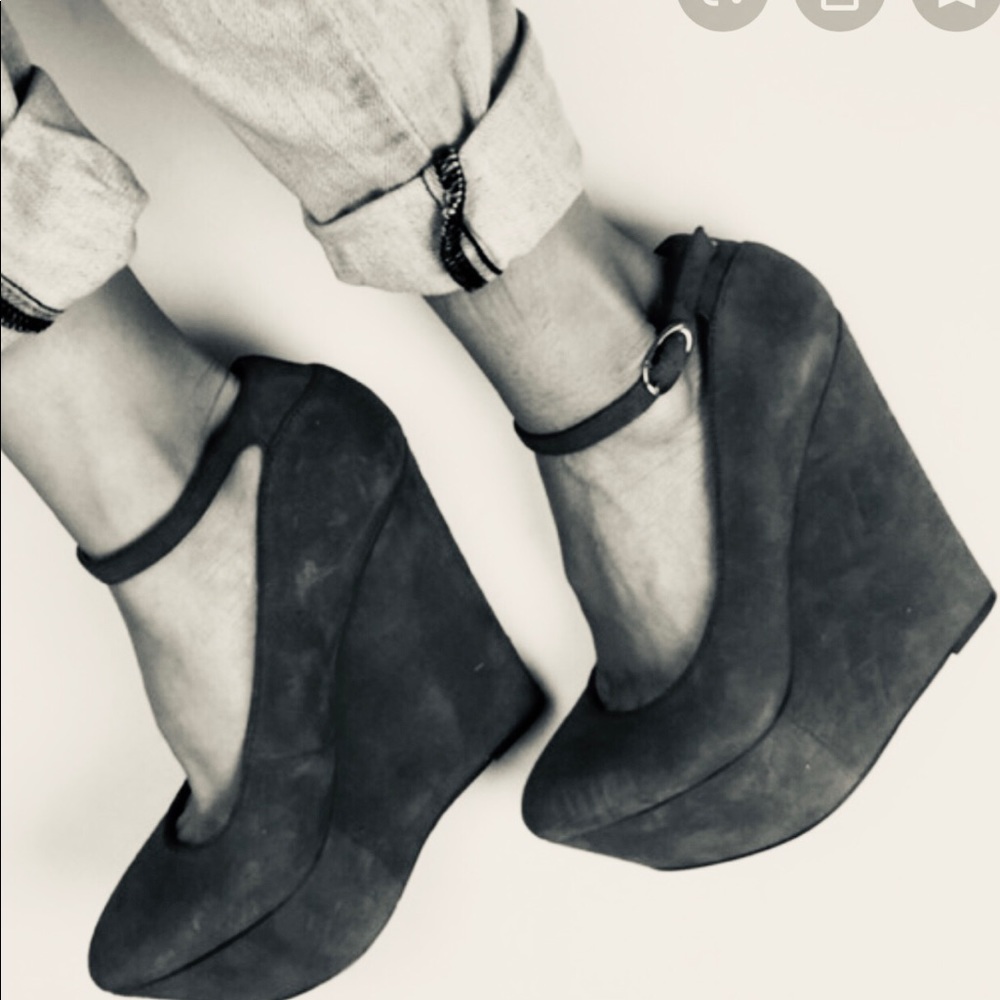 Shoes - Picture 2 of 8